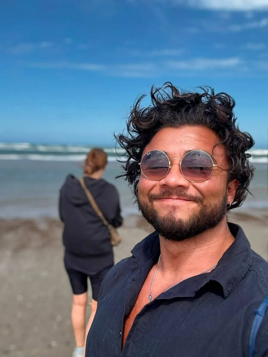 Alex Lu, personlig træner og poseringscoach fra Aalborg, ved stranden